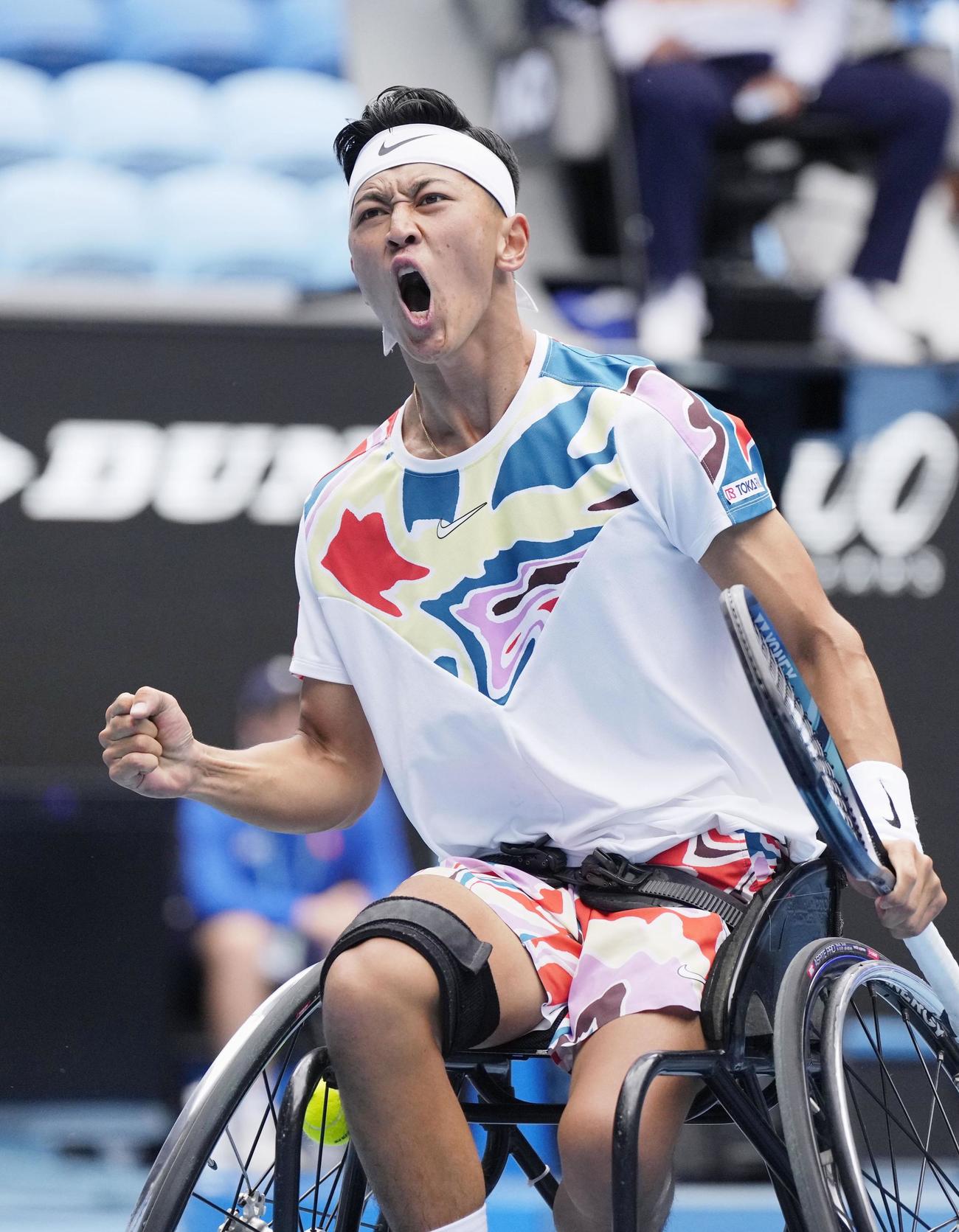 車いすの部男子シングルス決勝でポイントを奪い、雄たけびを上げる小田凱人（共同）