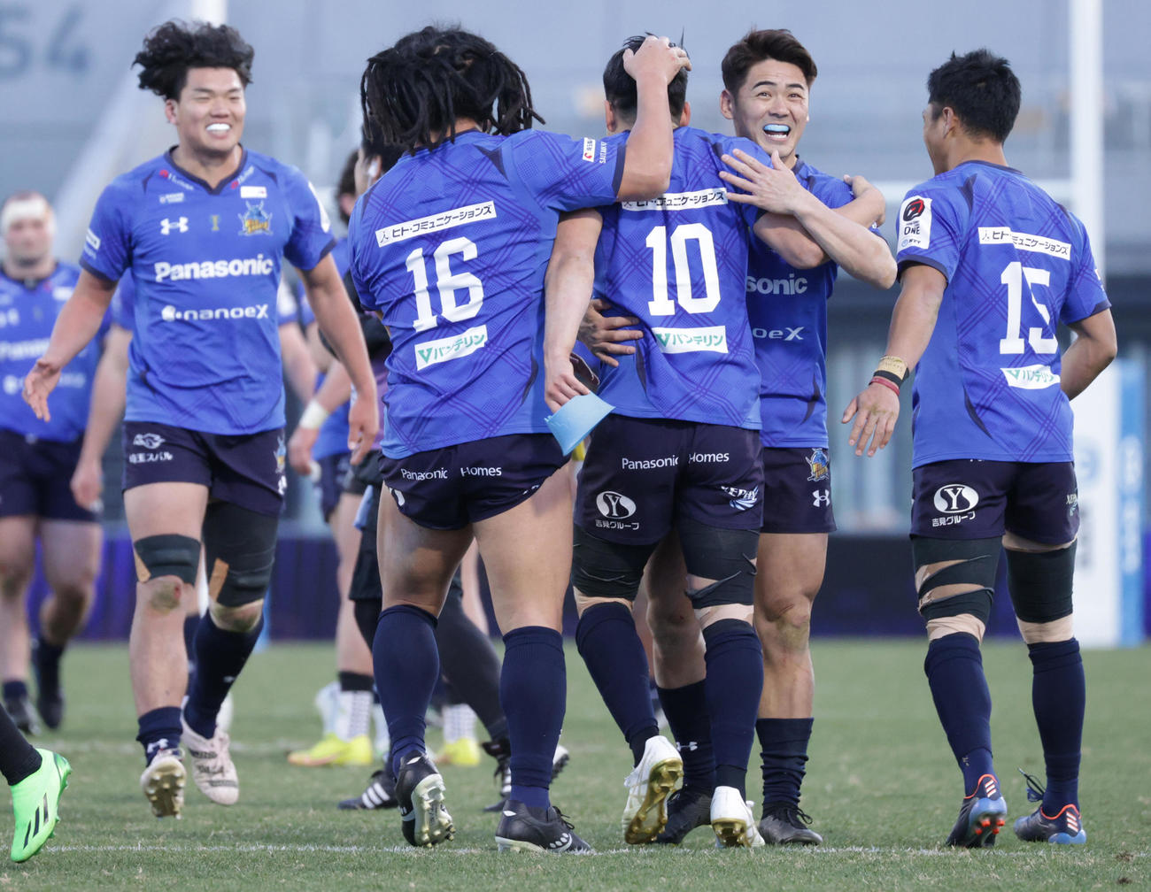 埼玉対横浜　ホーン後に試合に勝利した埼玉選手たち（撮影・中島郁夫）