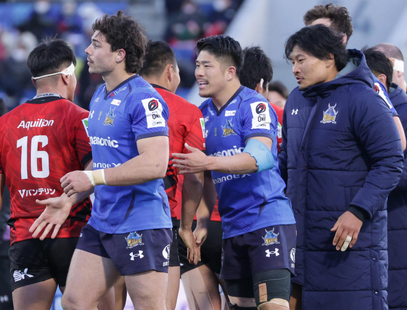 埼玉対横浜　ノーサイドで横浜選手と握手する埼玉SO松田（中央）（撮影・中島郁夫）