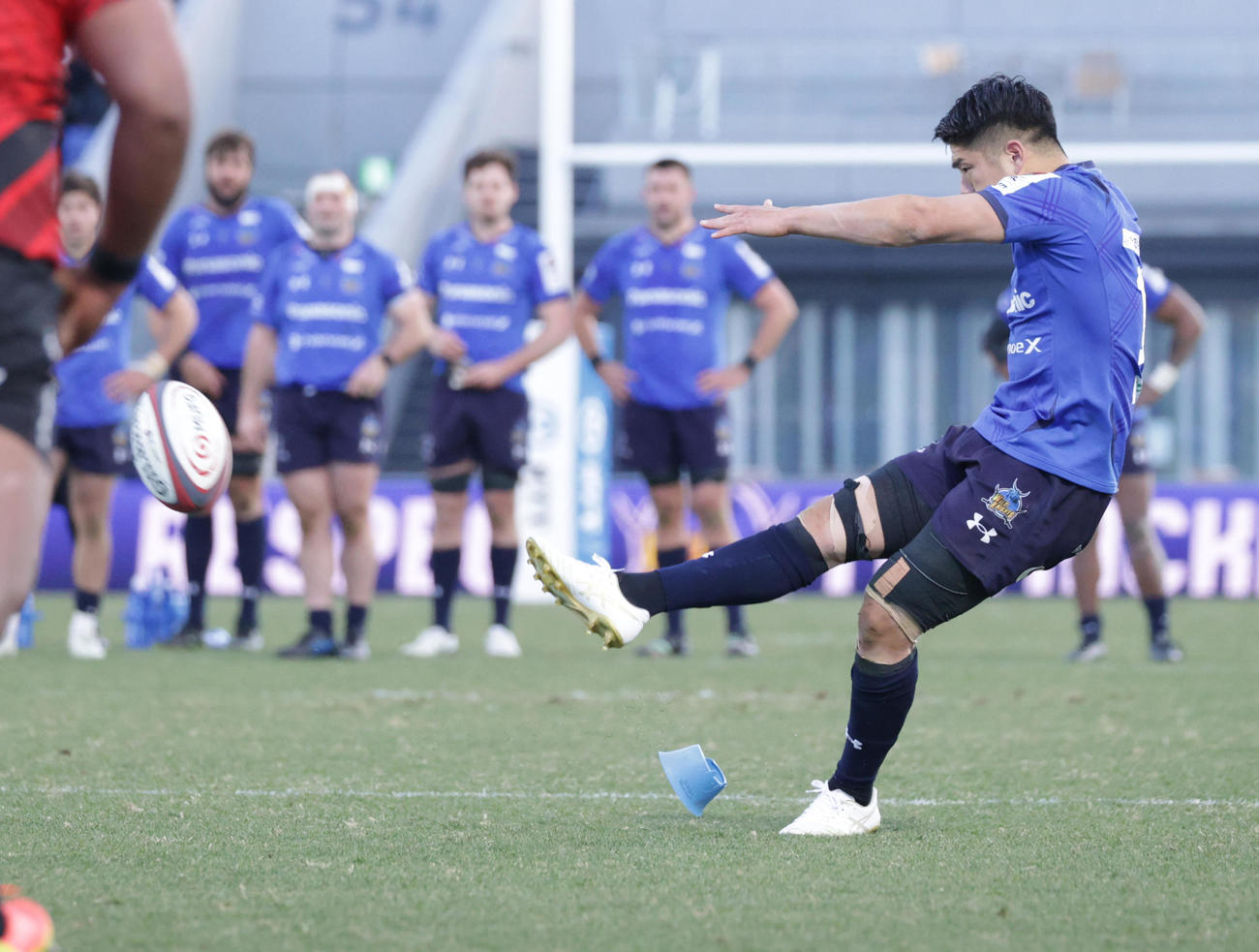 埼玉対横浜　後半、試合を決めるトライ後のコンバージョンキックを決める埼玉SO松田（撮影・中島郁夫）