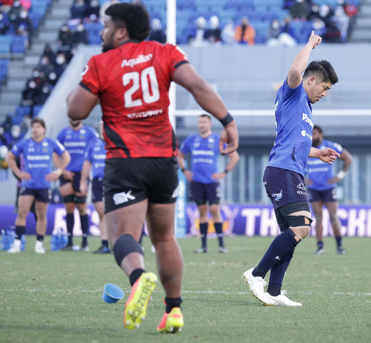 埼玉対横浜　後半、トライ後のコンバージョンキックを決め1番ポーズをする埼玉SO松田（撮影・中島郁夫）