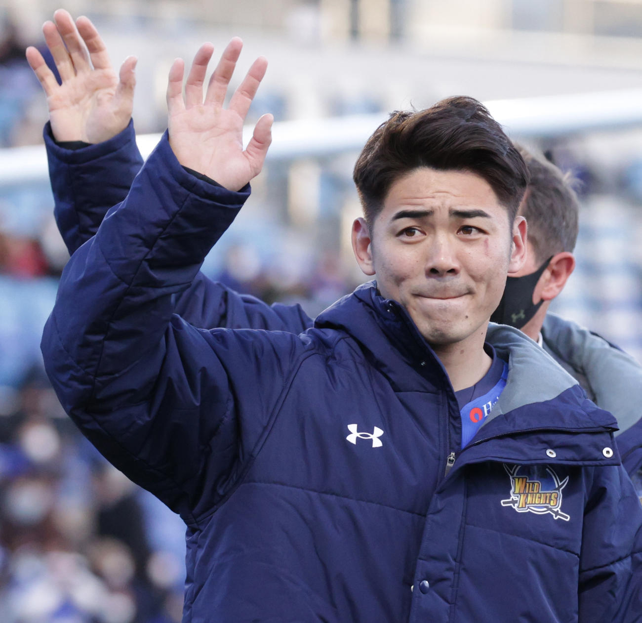 埼玉対横浜　スタンドに手を振る埼玉WTB竹山（撮影・中島郁夫）