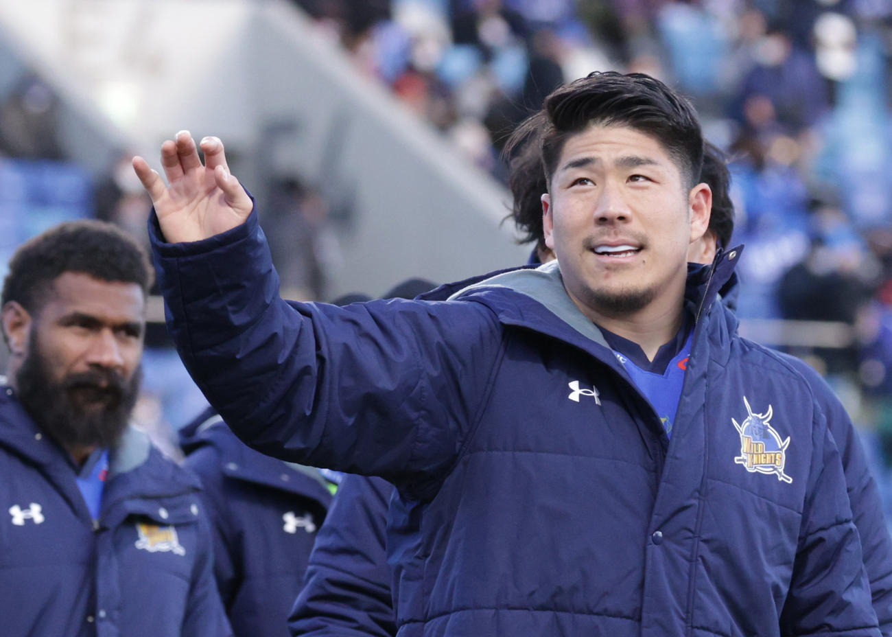 埼玉対横浜　スタンドに手を振る埼玉SO松田（撮影・中島郁夫）