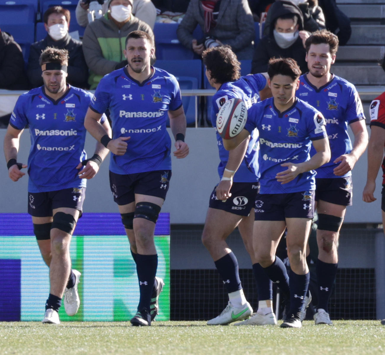 埼玉対横浜　前半、先制トライを決めた埼玉WTB竹山（右から2人目）（撮影・中島郁夫）