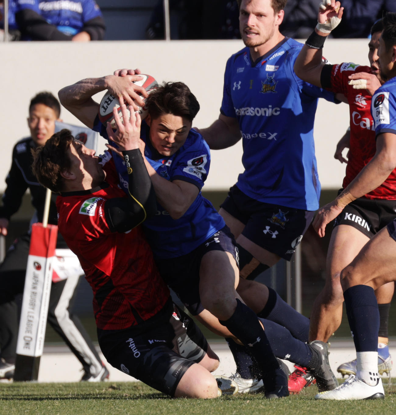 埼玉対横浜　後半、自らのショートパントをキープしトライする埼玉WTB竹山（左から2人目）（撮影・中島郁夫）