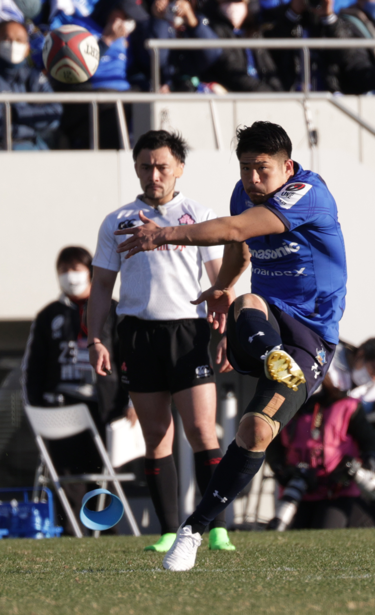 埼玉対横浜　後半、トライ後のコンバージョンキックを決める埼玉SO松田（撮影・中島郁夫）