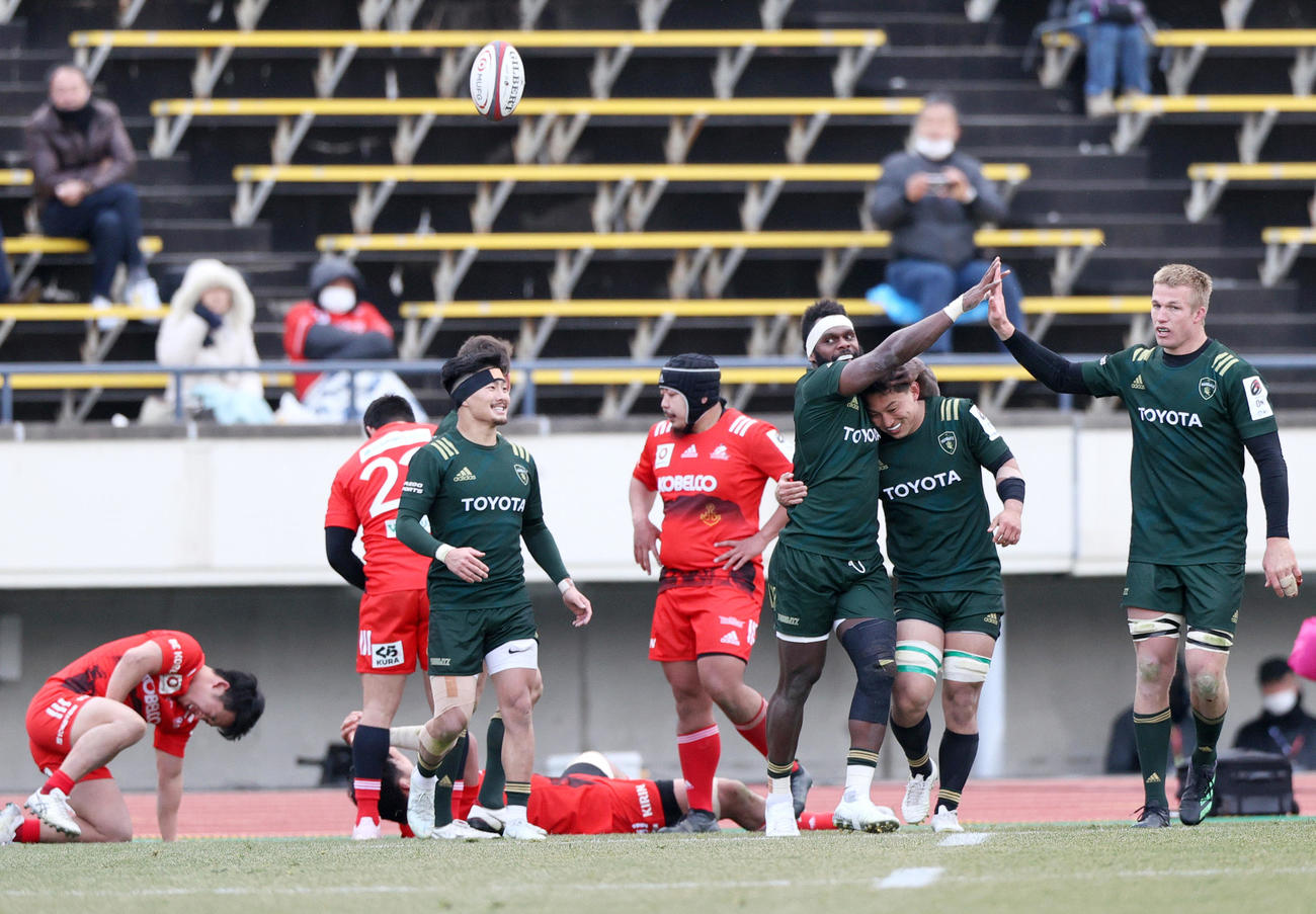 神戸対トヨタ　後半、トヨタロックナベテレヴ（右から3人目）はトライを挙げ仲間と喜ぶ（撮影・上山淳一）