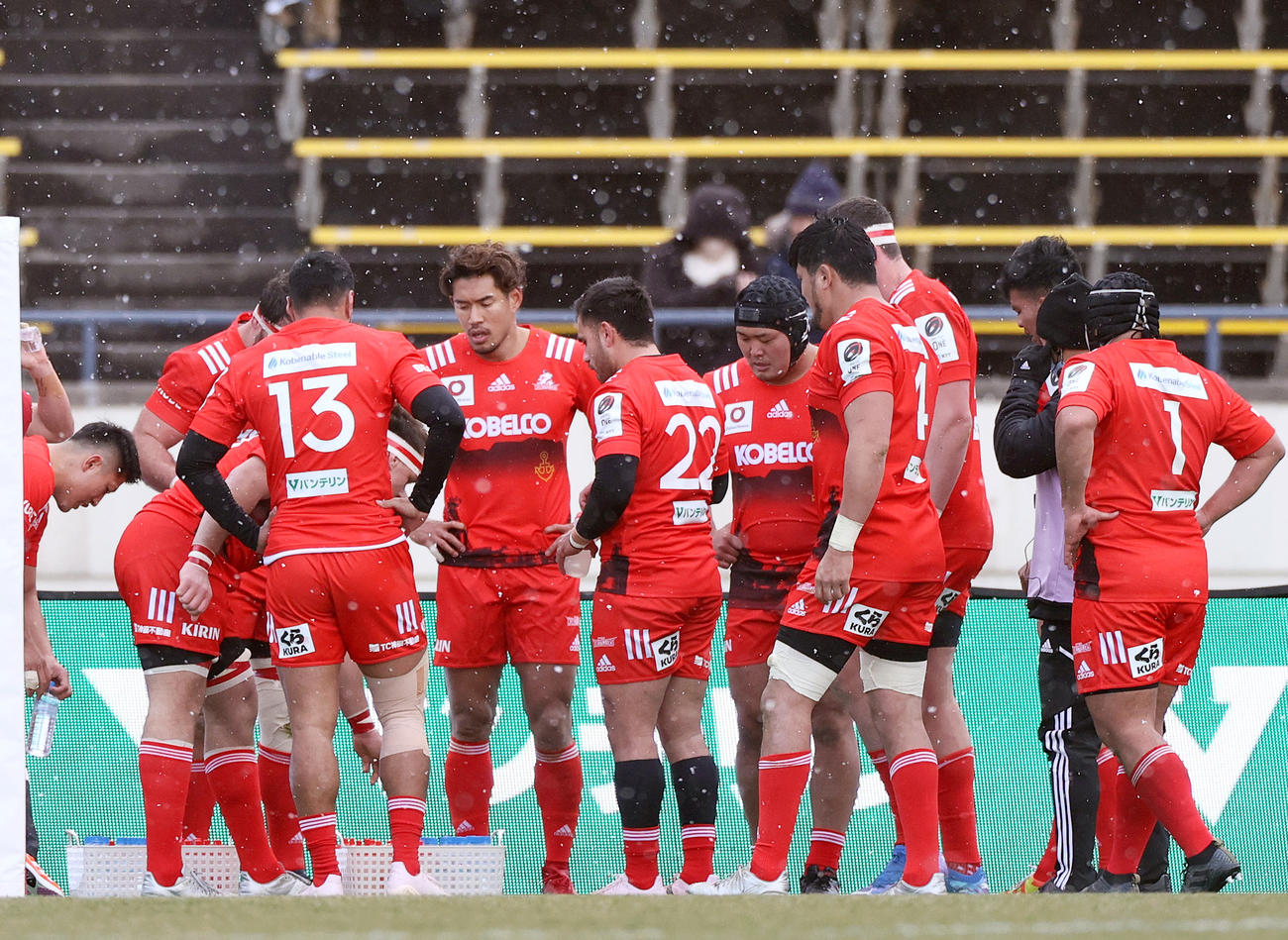神戸対トヨタ　後半、トヨタプロップ福田にトライを決められガックリする神戸の選手たち（撮影・上山淳一）