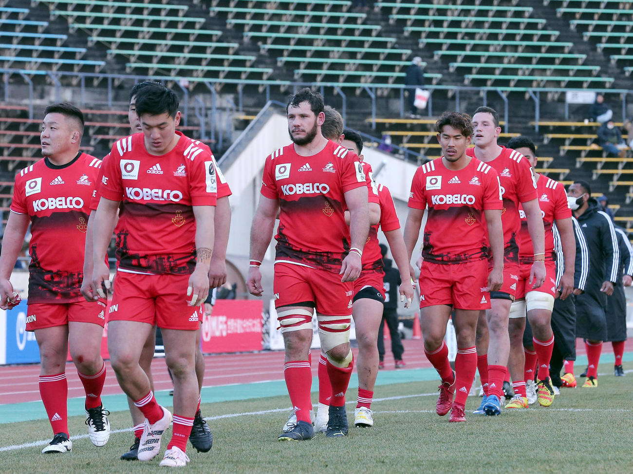 神戸対トヨタ　トヨタに敗れガックリする神戸の選手たち（撮影・上山淳一）