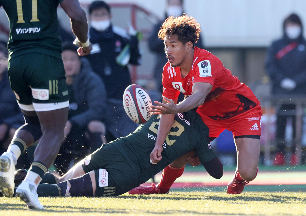 神戸対トヨタ　後半、神戸FB山中（右）はタックルを受けながらパスを出す（撮影・上山淳一）