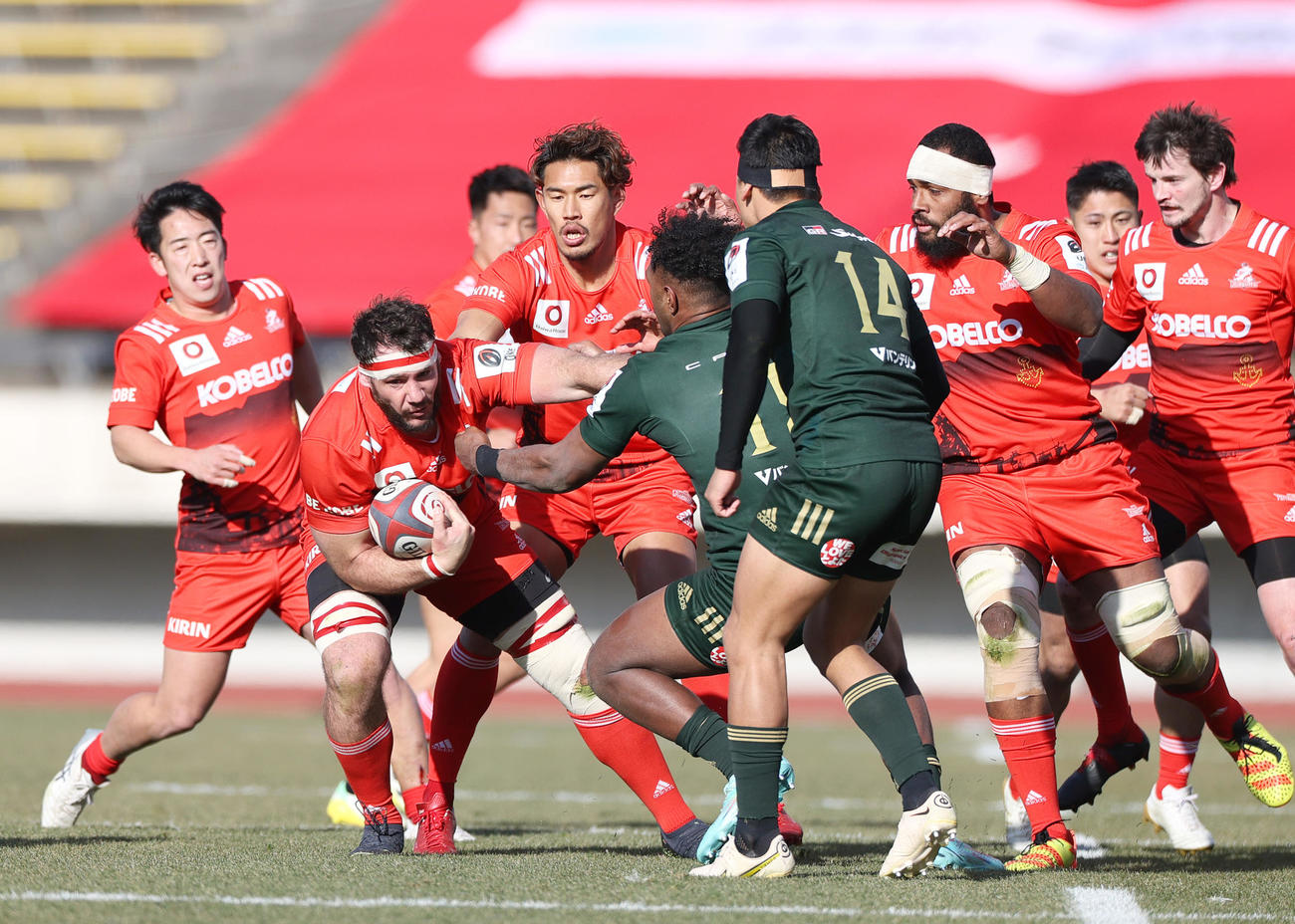 神戸対トヨタ　前半、ボールを持ち果敢に攻め込む神戸FLクッツェー（左から2人目）（撮影・上山淳一）