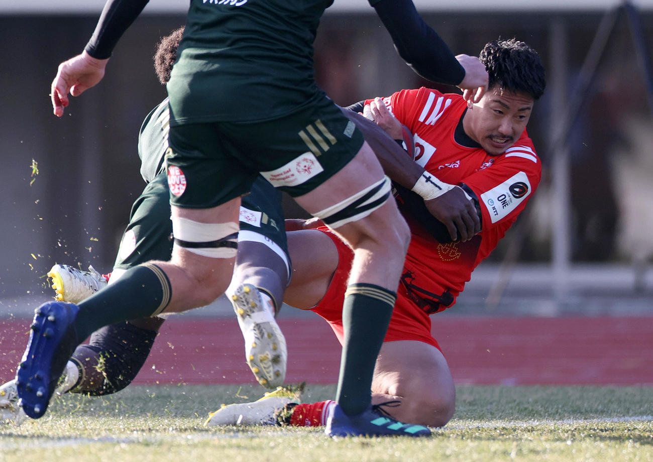 神戸対トヨタ　後半、神戸WTB山下（右）はタックルを交わしトライを挙げる（撮影・上山淳一）