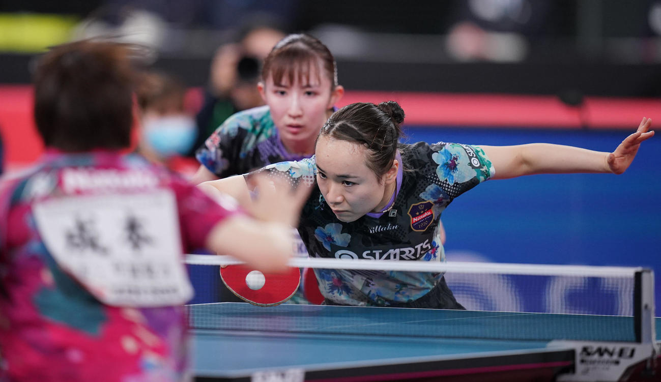 女子ダブルス決勝戦でプレーする伊藤（右）、早田組（撮影・垰建太）