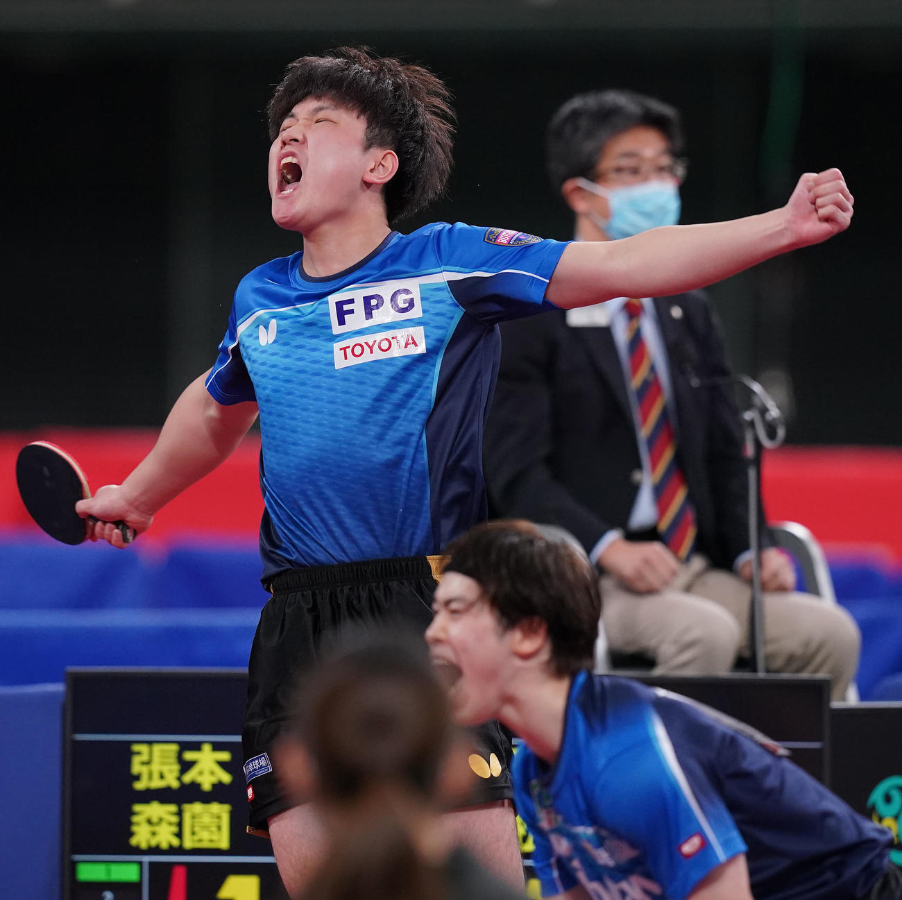 男子ダブルス決勝でポイントを奪い絶叫する張本（後方）、森薗組（撮影・垰建太）
