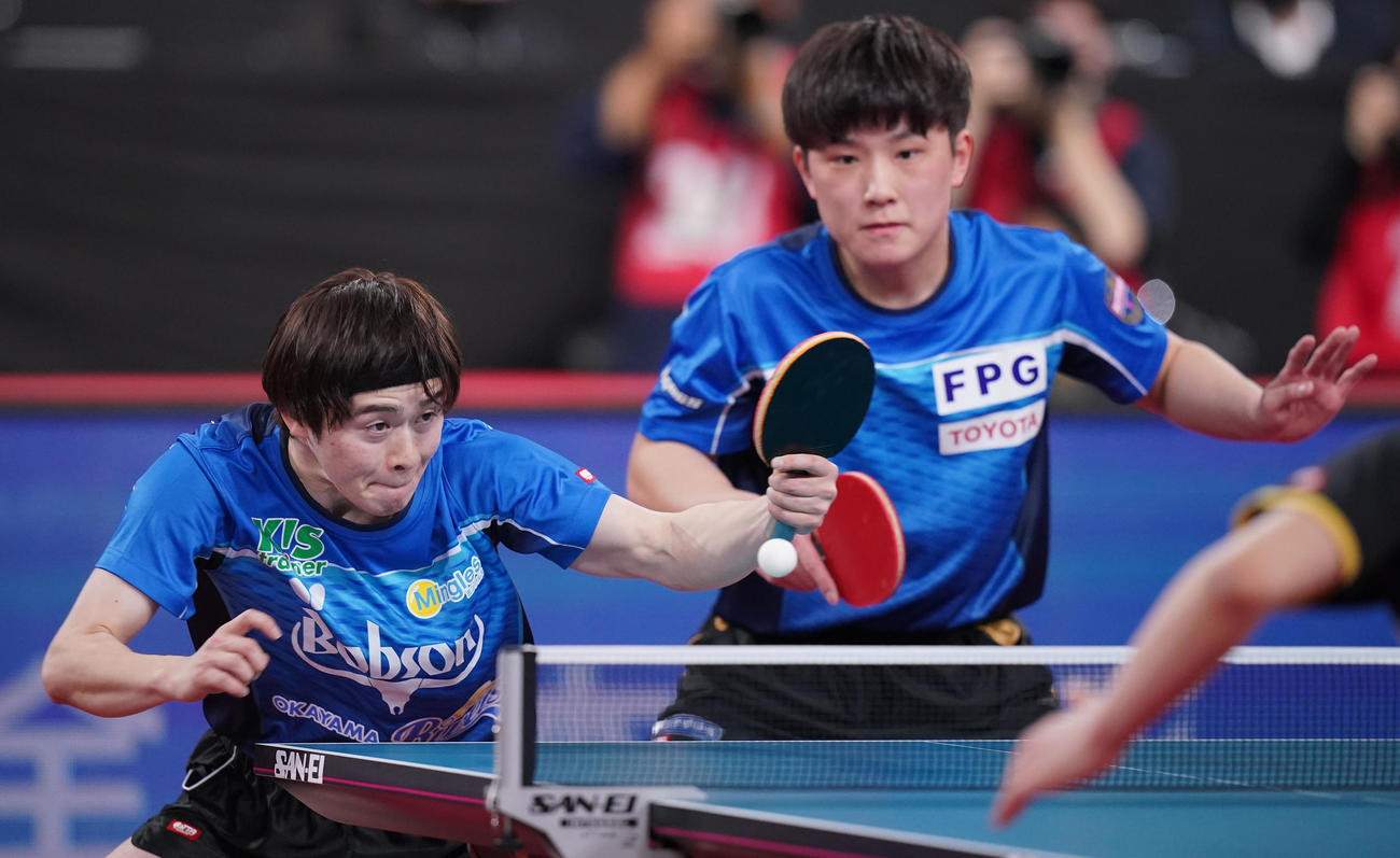 張本智和、森薗政崇組対及川瑞基、松島輝空組　決勝戦に臨む森薗組（左）、張本組（撮影・垰建太）