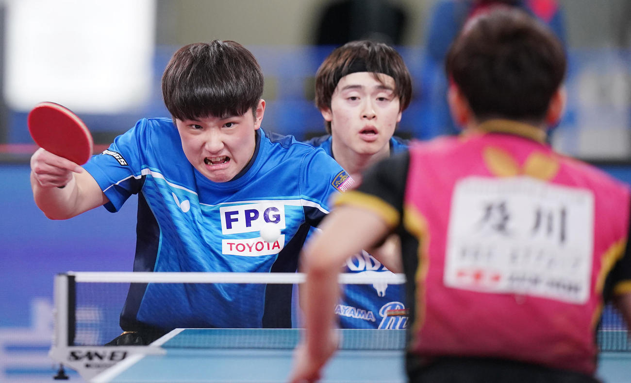 張本智和、森薗政崇組対及川瑞基、松島輝空組　決勝戦に臨む張本（左）、森薗組（撮影・垰建太）
