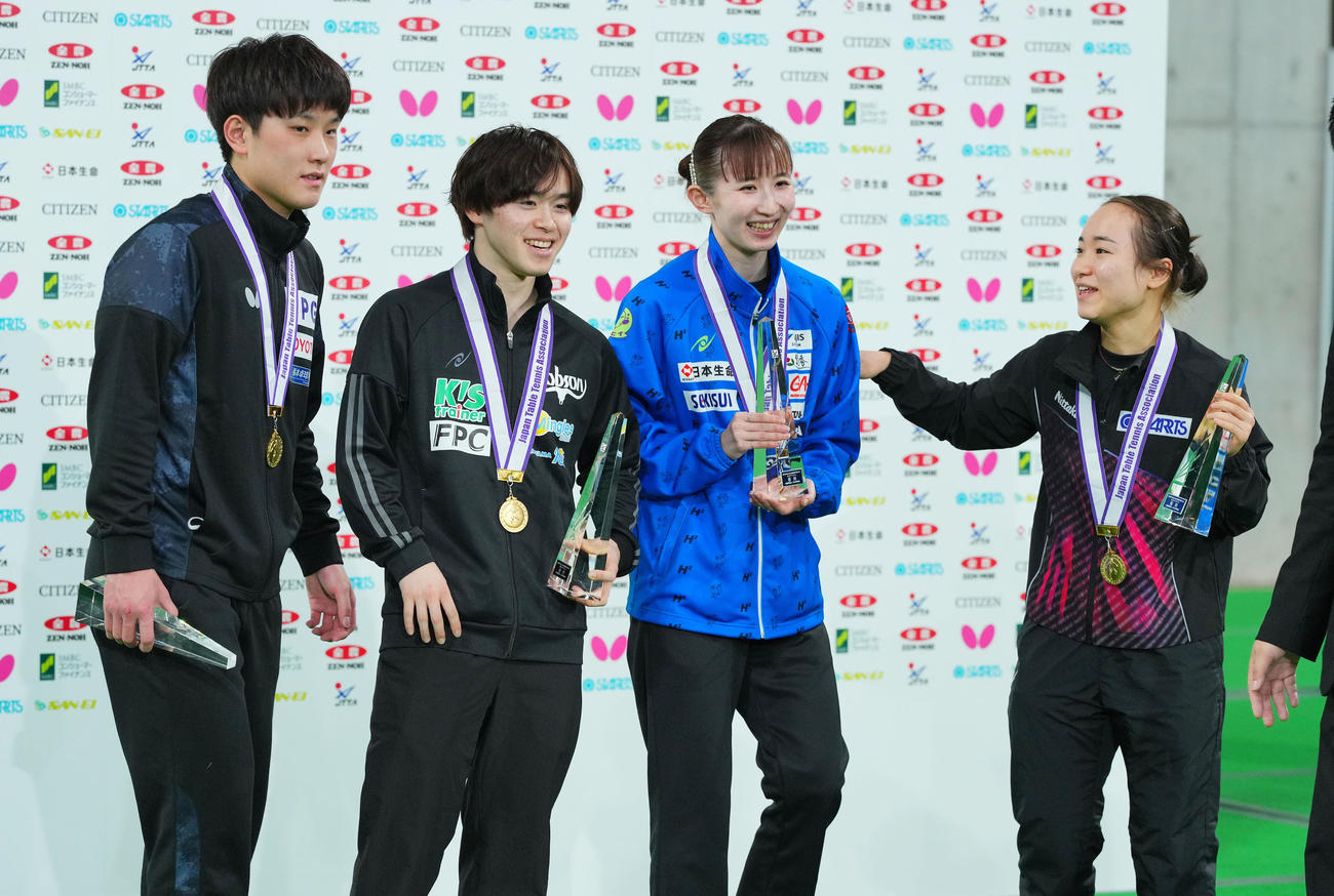 表彰式で談笑する張本（左）、森薗組と伊藤（右）、早田組（撮影・垰建太）