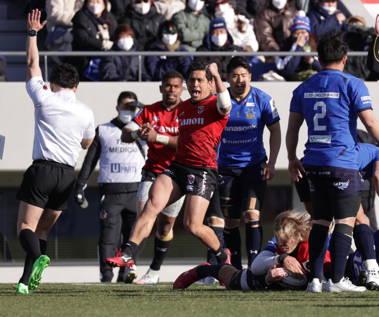 埼玉対横浜　前半、トライを決める横浜SHデクラーク（右下）（撮影・中島郁夫）