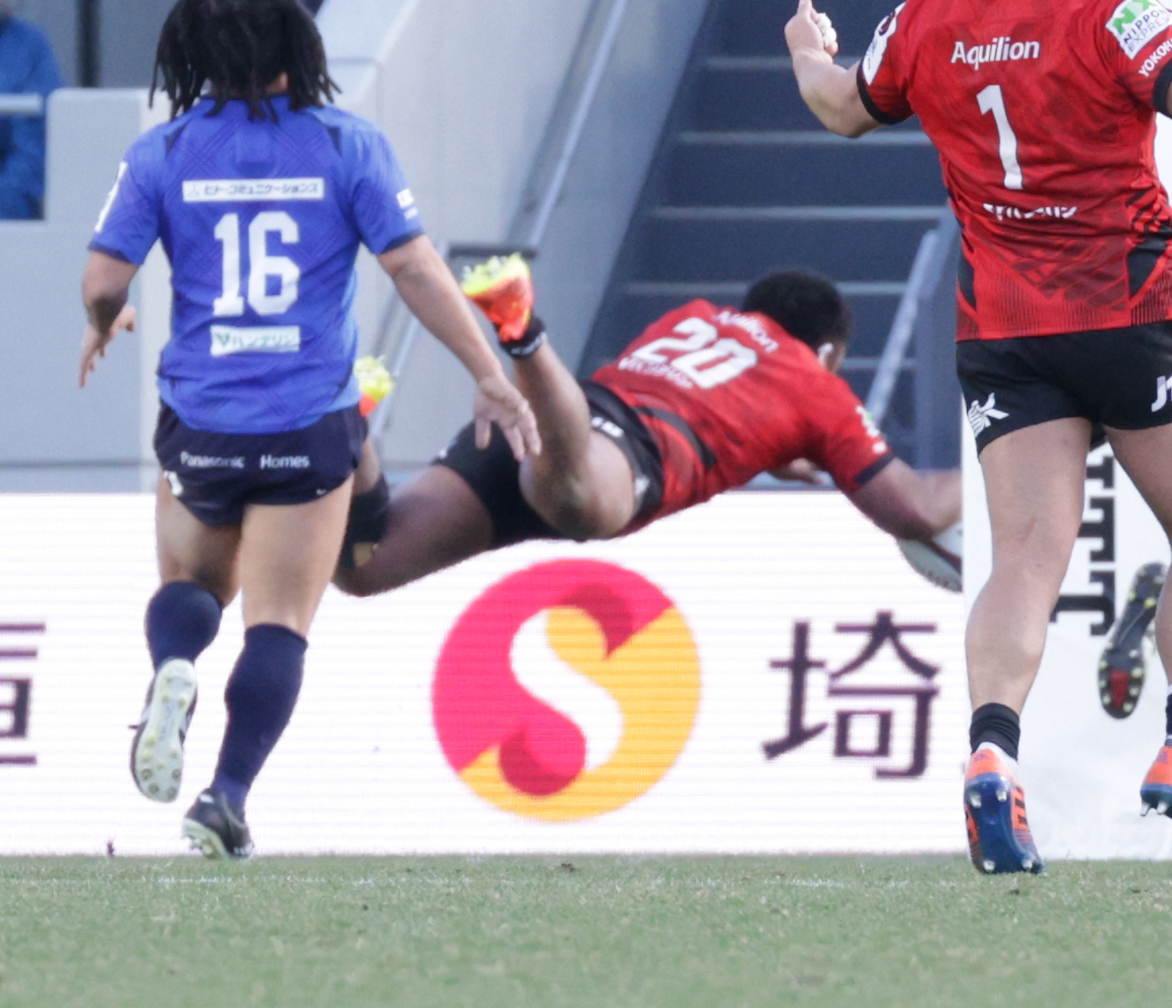 埼玉対横浜　後半、トライを決める横浜ハラシリ（撮影・中島郁夫）