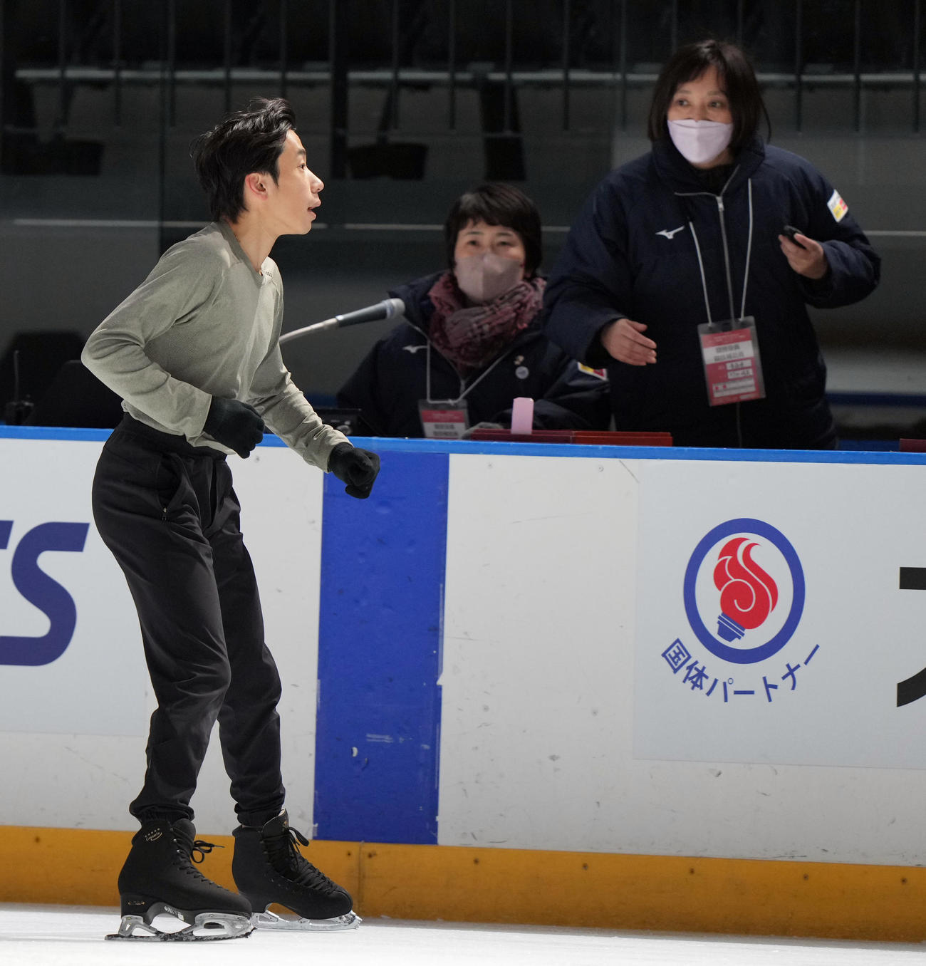 青年男子SPの公式練習で何らかのトラブルで曲がかからず、スタッフと話をする織田（左）（撮影・狩俣裕三）