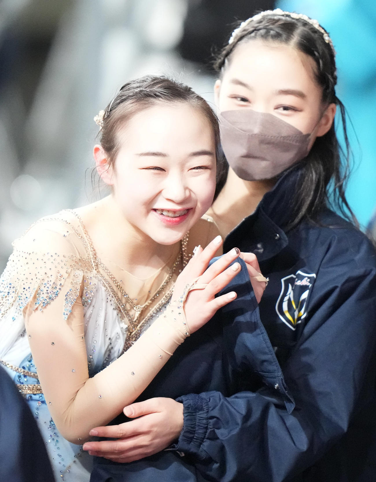 少年女子フリーの演技後、横井（右）といっしょに笑顔を見せる松生（愛知）（撮影・狩俣裕三）