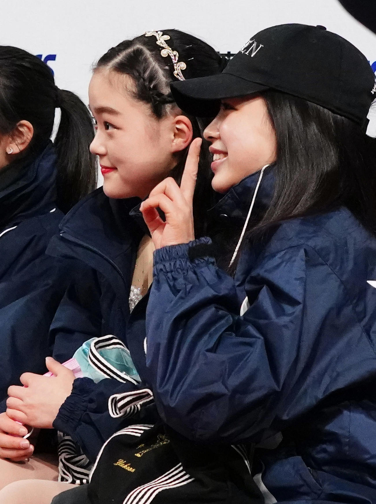 少年女子フリー演技後、姉のゆは菜（右）と記念撮影をする横井きな結（撮影・狩俣裕三）