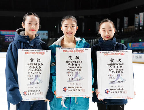 少年女子フィギュアスケートの表彰後、記念撮影を取る、左から個人成績2位の高木（東京）、1位の千葉（宮城）、3位の松生（愛知）（撮影・狩俣裕三）