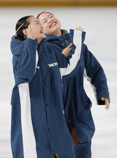 少年女子フィギュアスケートの表彰で仲良く登場する団体優勝の東京の高木（左）と奥野（撮影・狩俣裕三）