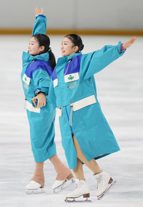 少年女子フィギュアスケートの表彰で仲良く登場する団体2位の宮城の千葉（右）と瀬川（撮影・狩俣裕三）