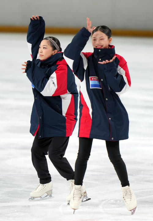 少年女子フィギュアスケートの表彰式でお茶目なポーズを決める、団体3位京都の吉田（左）と柴山（撮影・狩俣裕三）