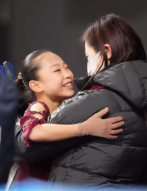 少年女子SPで演技後、コーチに抱きつく千葉（埼玉）（撮影・狩俣裕三）