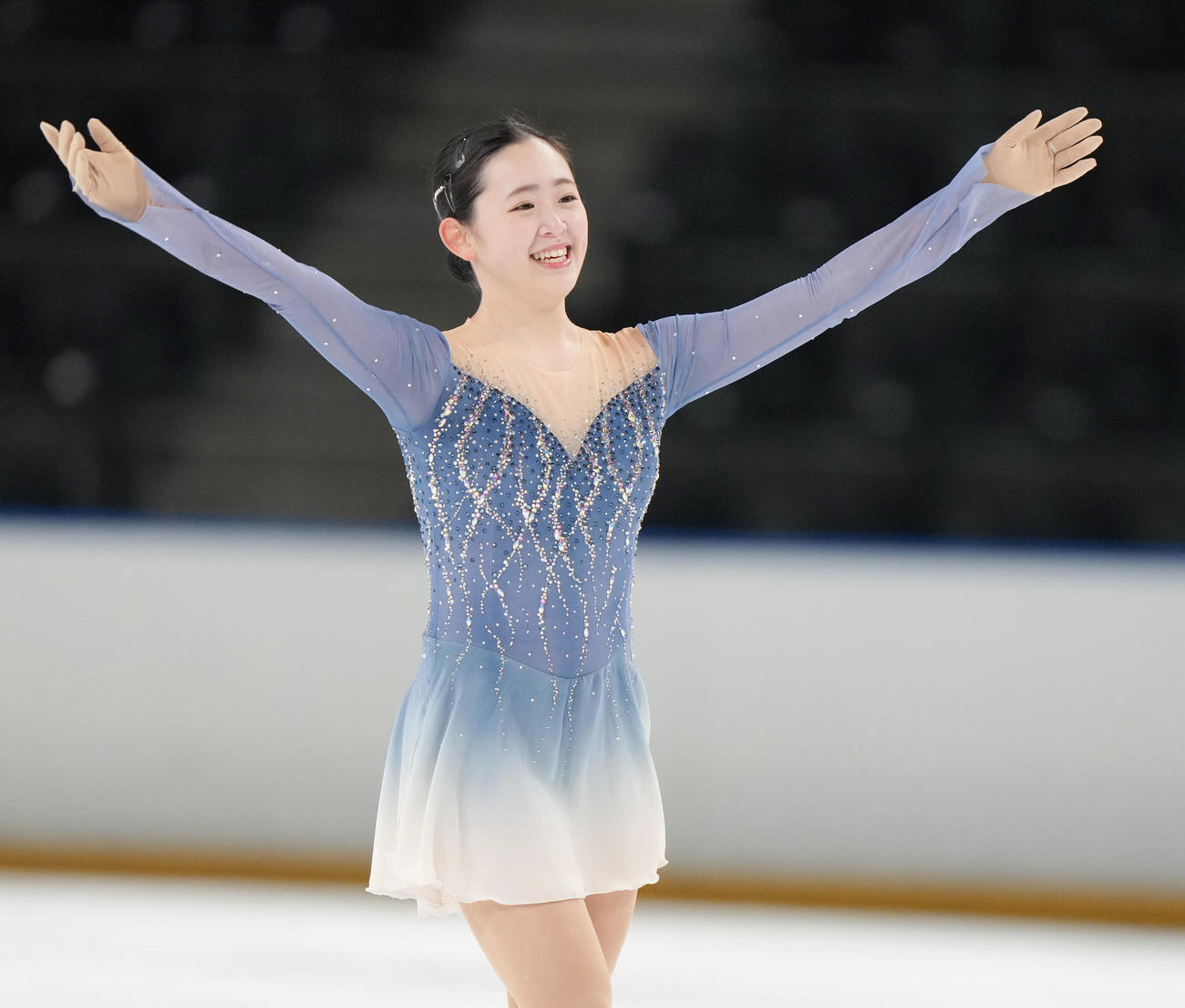 成年女子SPの演技後、笑顔を見せる青木（神奈川）（撮影・狩俣裕三）