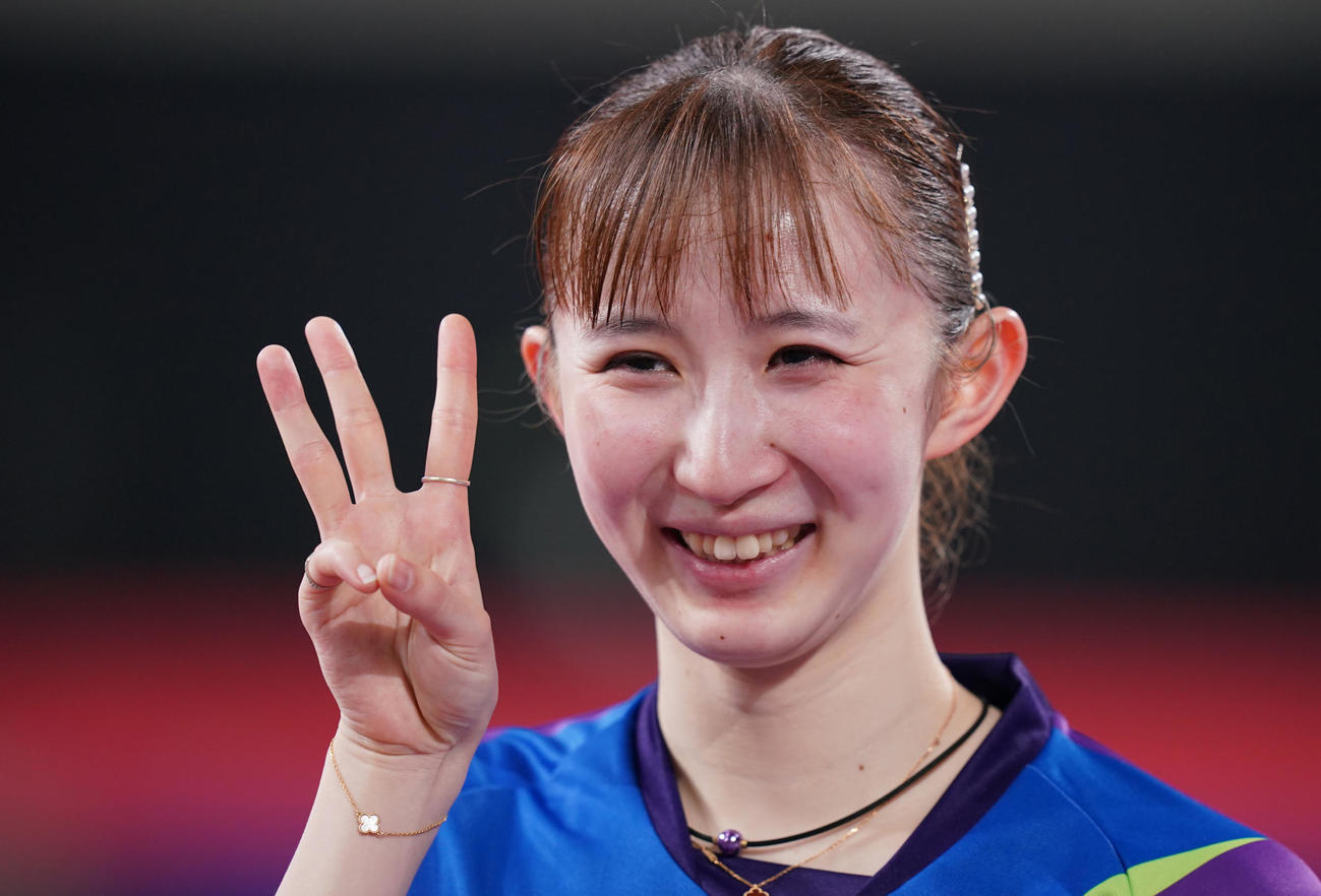 女子シングルス決勝を制し3冠を達成した早田は3のポーズで写真に納まる（撮影・垰建太）