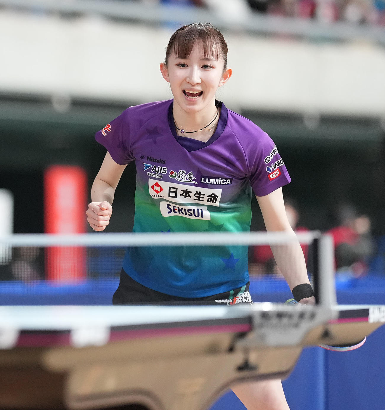 女子シングルス6回戦の第2ゲーム、ポイントを奪い笑顔の早田（撮影・鈴木みどり）