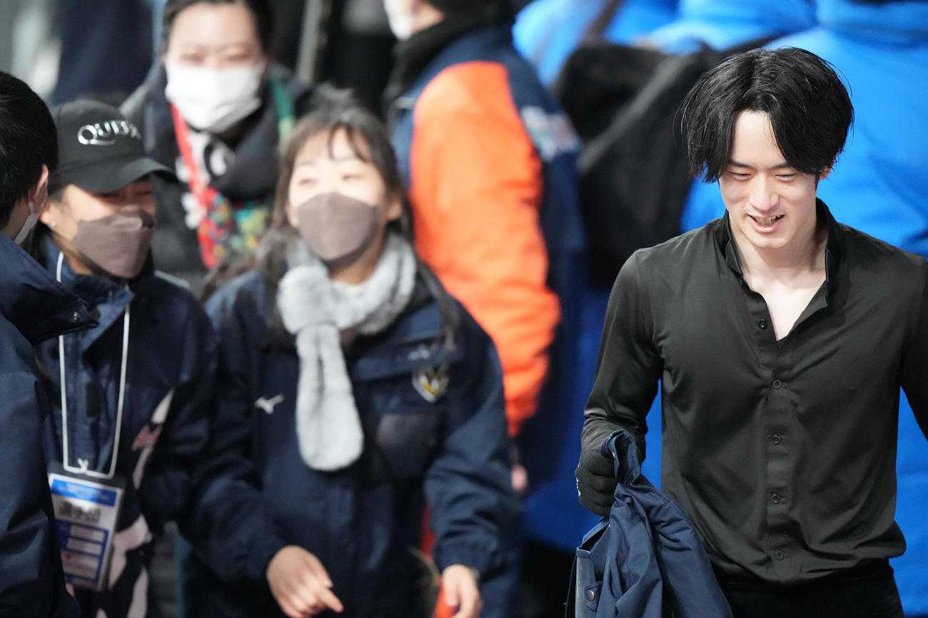 成年男子SPの演技後、チームメートの笑いを取る山本（右）（撮影・狩俣裕三）