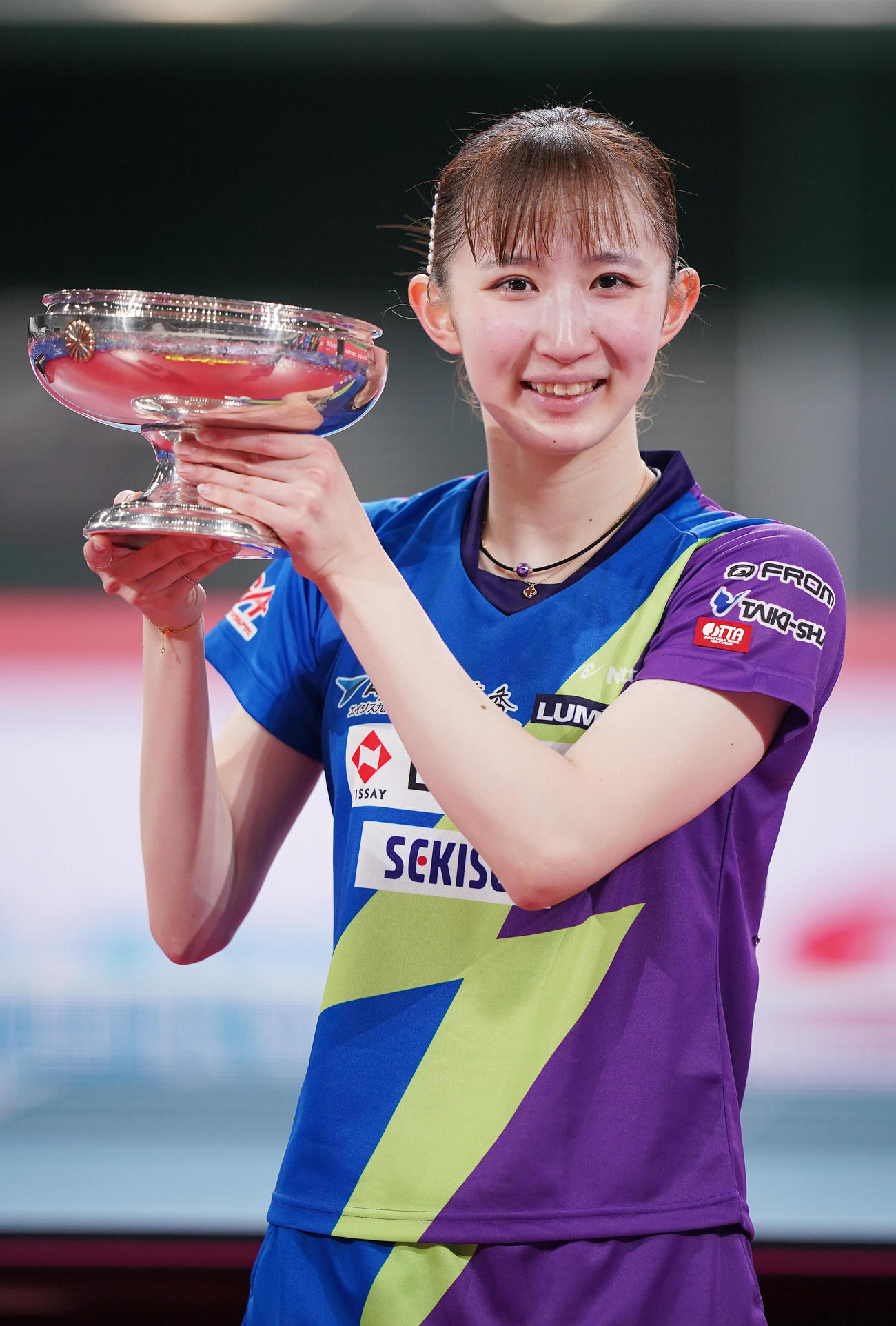 女子シングルス決勝を制し皇后杯を手に写真に納まる早田（撮影・垰建太）