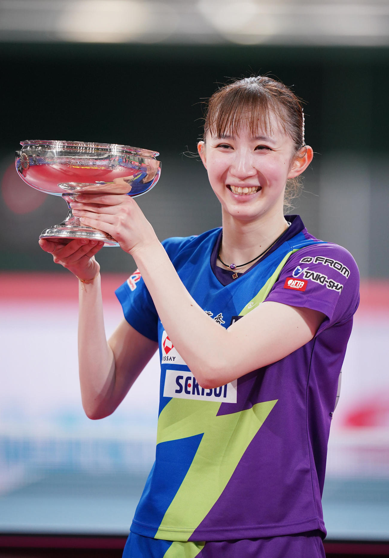 女子シングルス決勝を制し皇后杯を手に写真に納まる早田（撮影・垰建太）
