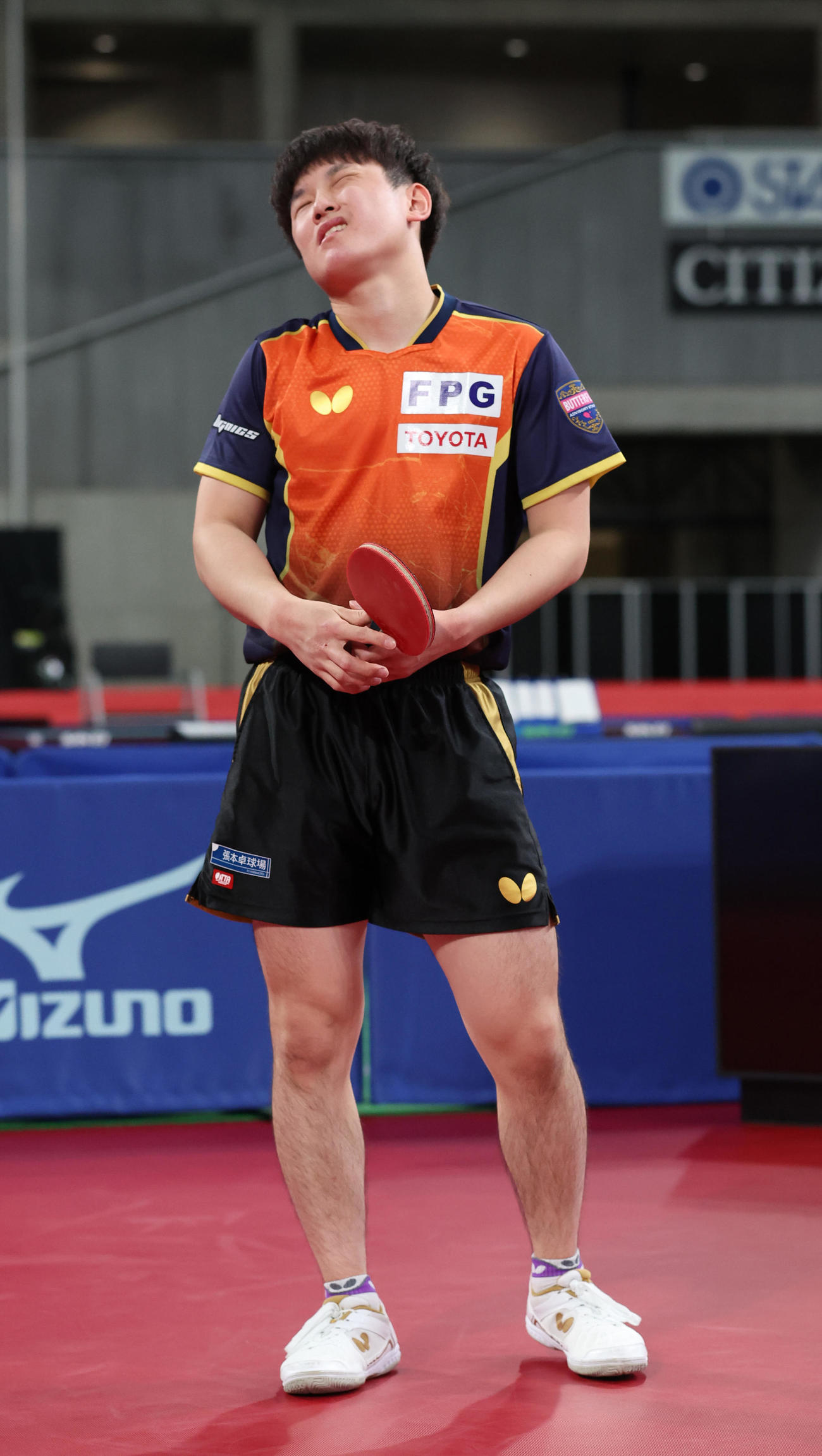 男子シングルス決勝でポイントを奪われ、顔をしかめる張本智（代表撮影）