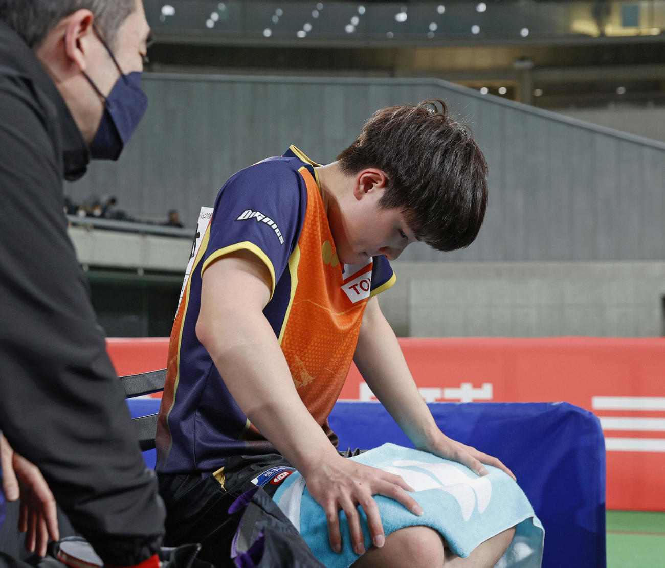 男子シングルス決勝で戸上に敗れ、3種目制覇を逃した張本智（代表撮影）