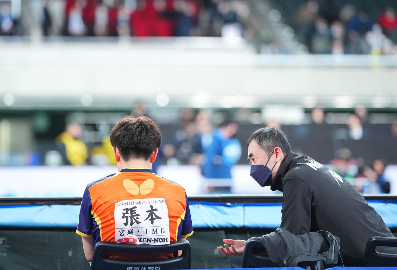 張本智和対戸上隼輔　決勝で敗れ肩を落とす張本（左）（撮影・垰建太）