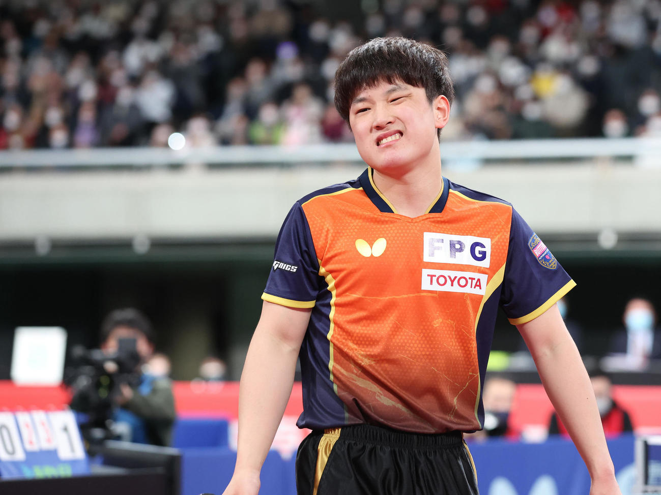 男子シングルス決勝でポイントを奪われ、顔をしかめる張本智（代表撮影）