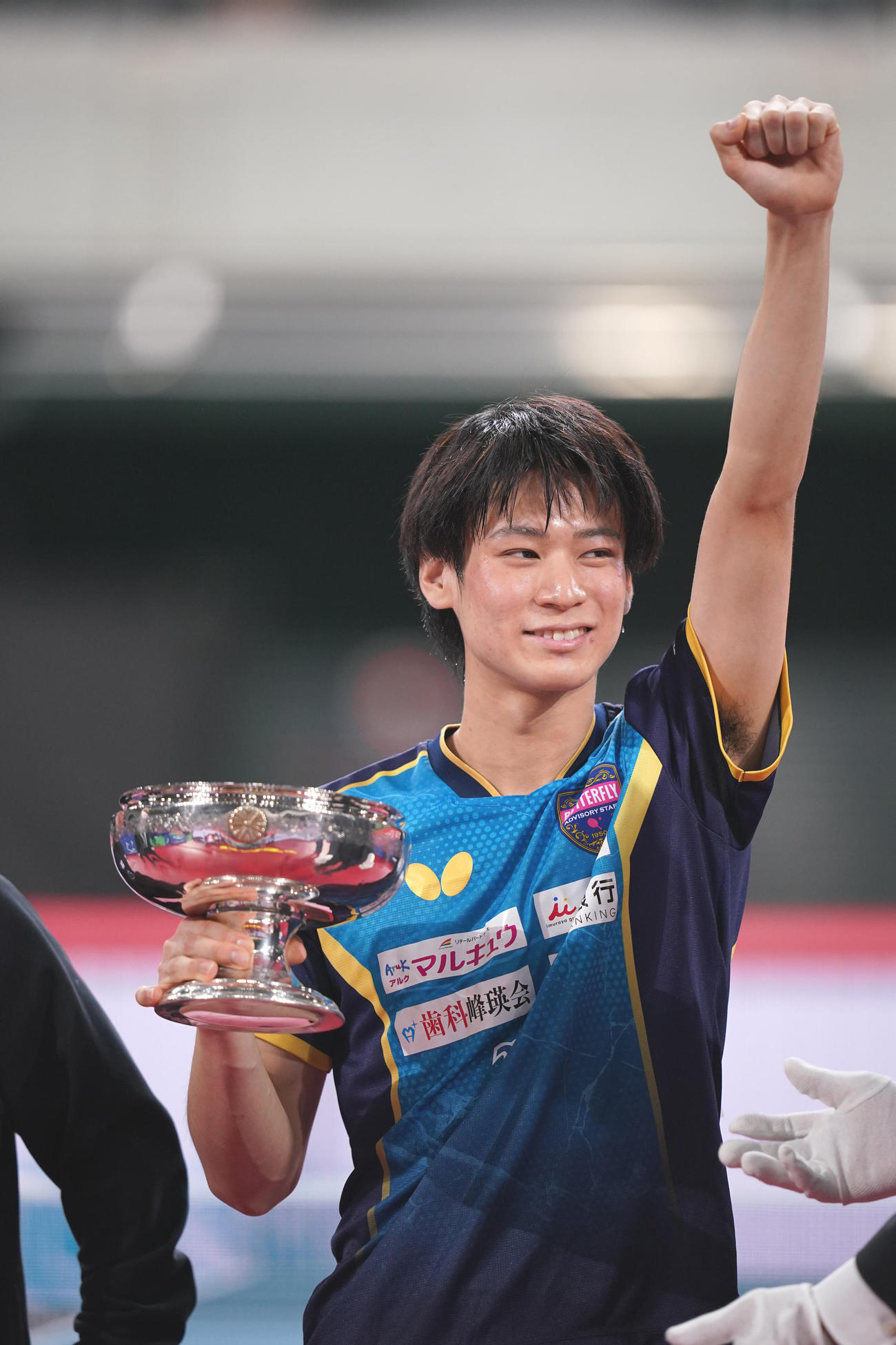 張本智和対戸上隼輔　決勝を制した戸上は天皇杯を手にポーズを決める（撮影・垰建太）