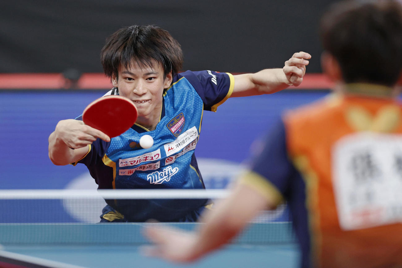 男子シングルス決勝で張本智和（右）を破り、2連覇を果たした戸上隼輔