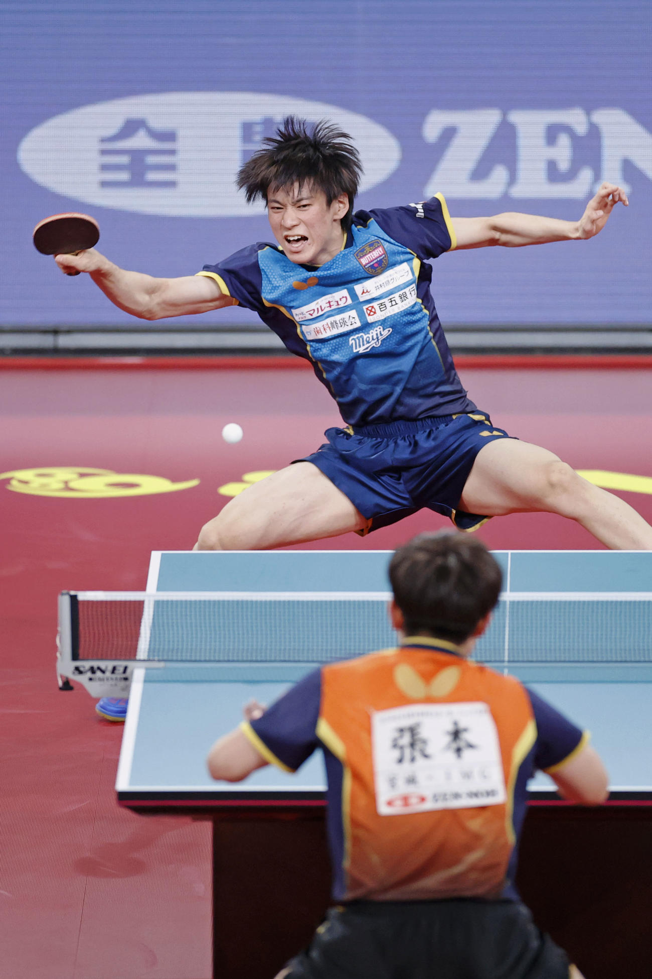 男子シングルス決勝で張本智和（下）を破り、2連覇を果たした戸上隼輔