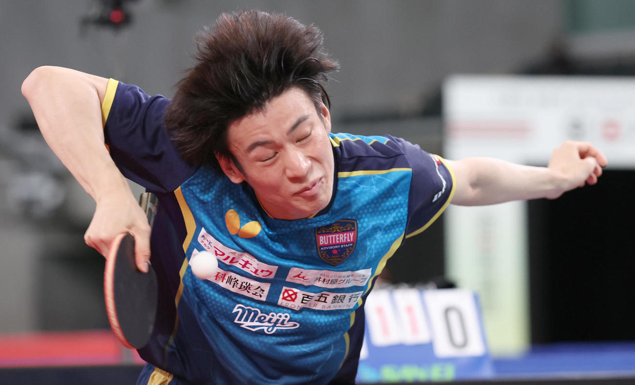 男子シングルス決勝で張本智を破り、2連覇を果たした戸上（代表撮影）