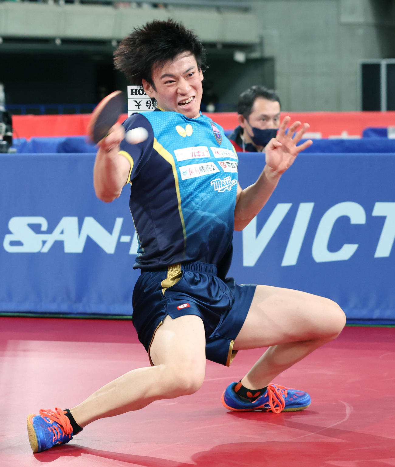 男子シングルス決勝で張本智を破り、2連覇を果たした戸上（代表撮影）