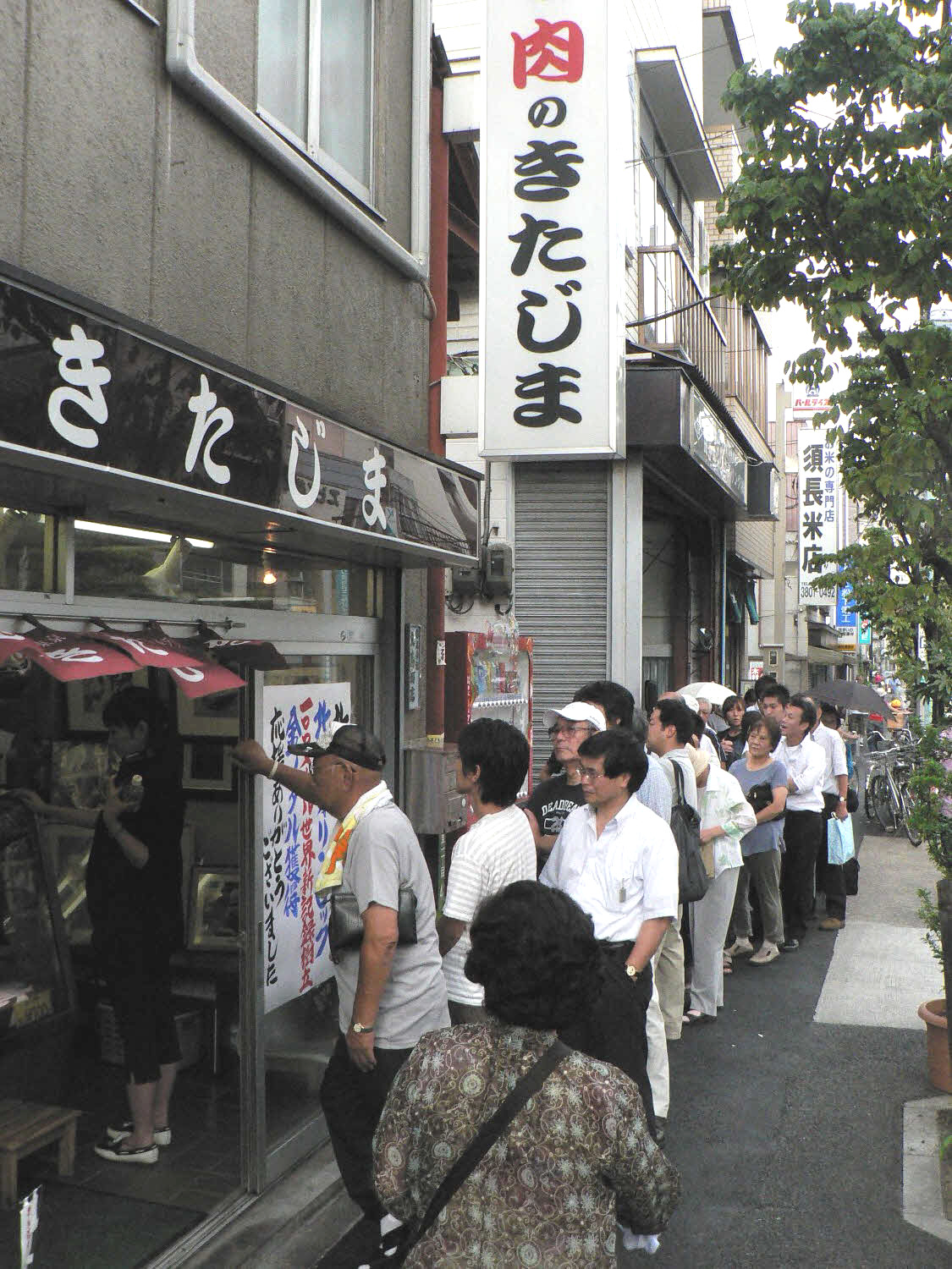08年、北島康介の実家の精肉店には金メダルにあやかって名物のメンチカツを買い求める人の行列が続いた