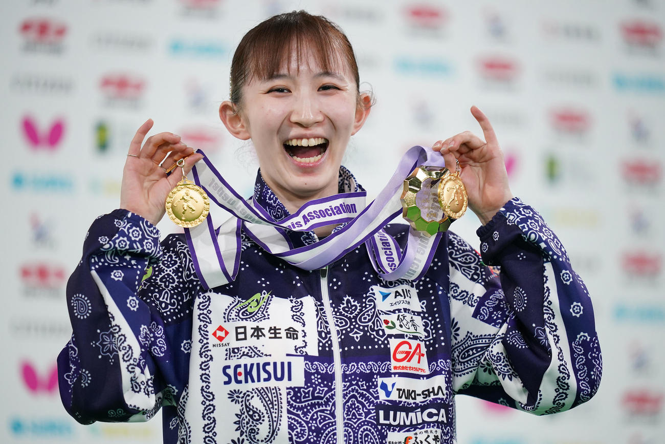 女子シングルスを制し、3冠を達成した早田は3つのメダルを手に笑顔を見せる（撮影・垰建太）