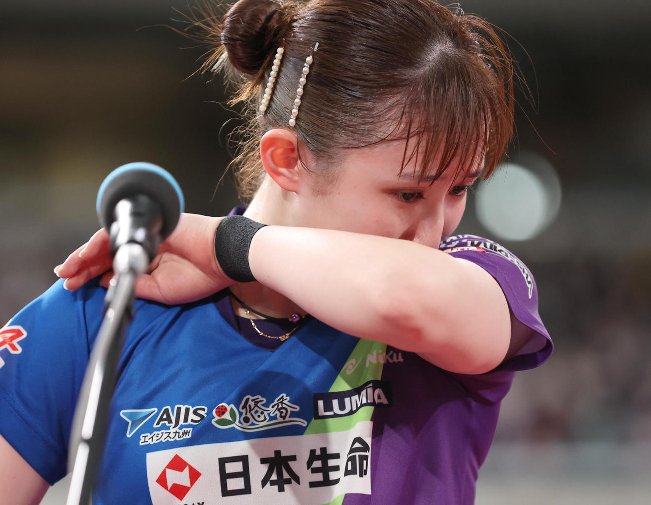女子シングルスで優勝し、インタビューで涙ぐむ早田（代表撮影）
