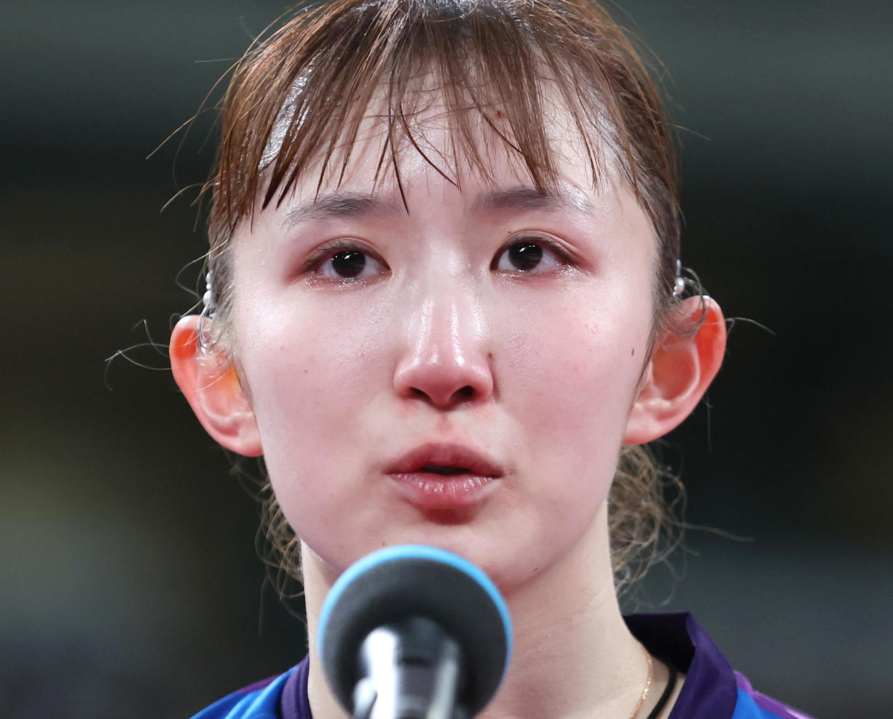 女子シングルスで優勝し、インタビューに答える早田（代表撮影）